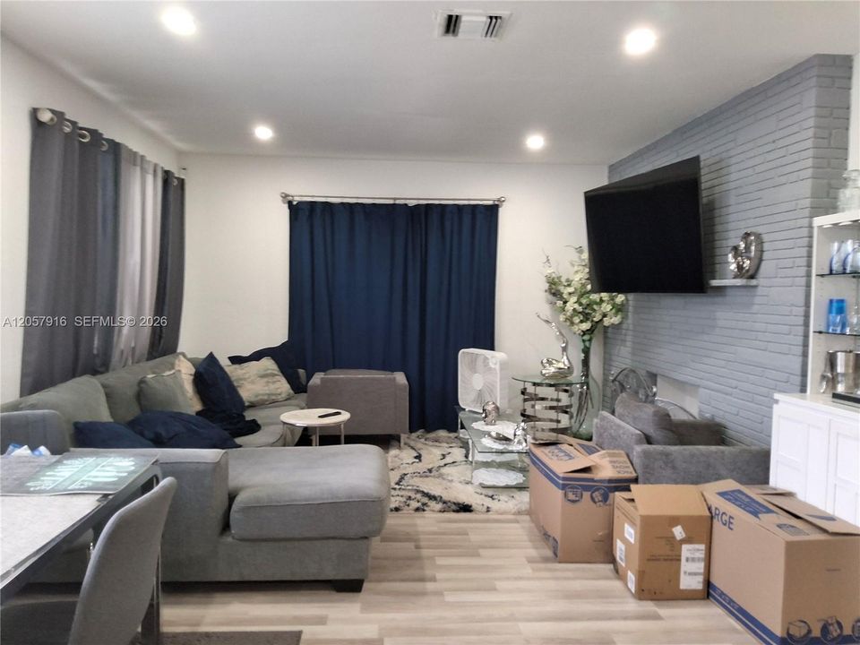 En Venta: $660,000 (4 camas, 2 baños, 1925 Pies cuadrados)