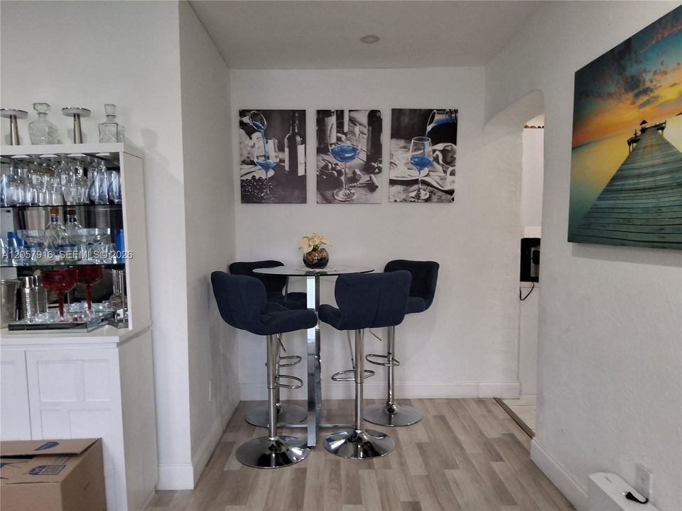En Venta: $660,000 (4 camas, 2 baños, 1925 Pies cuadrados)