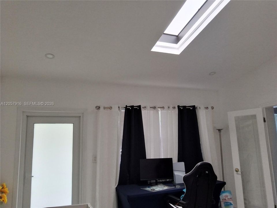 En Venta: $660,000 (4 camas, 2 baños, 1925 Pies cuadrados)