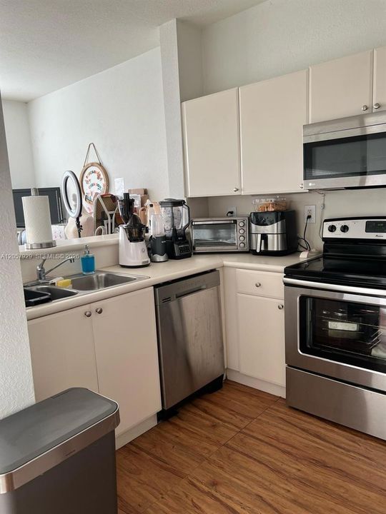 For Rent: $2,500 (3 beds, 2 baths, 1142 Square Feet)
