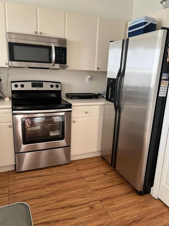 For Rent: $2,500 (3 beds, 2 baths, 1142 Square Feet)