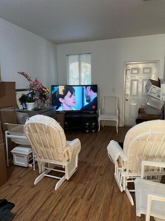 For Rent: $2,500 (3 beds, 2 baths, 1142 Square Feet)