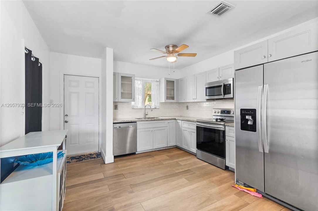 В аренду: $3,600 (3 спален, 2 ванн, 1207 Квадратных фут)