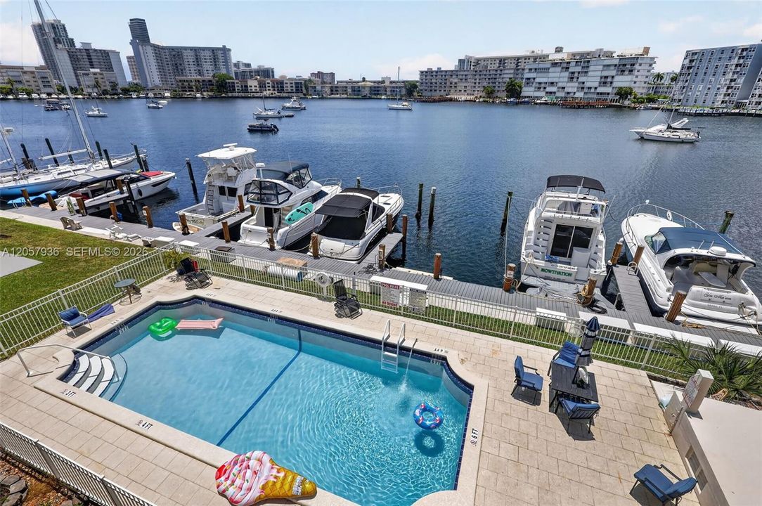 На продажу: $425,000 (2 спален, 2 ванн, 1007 Квадратных фут)
