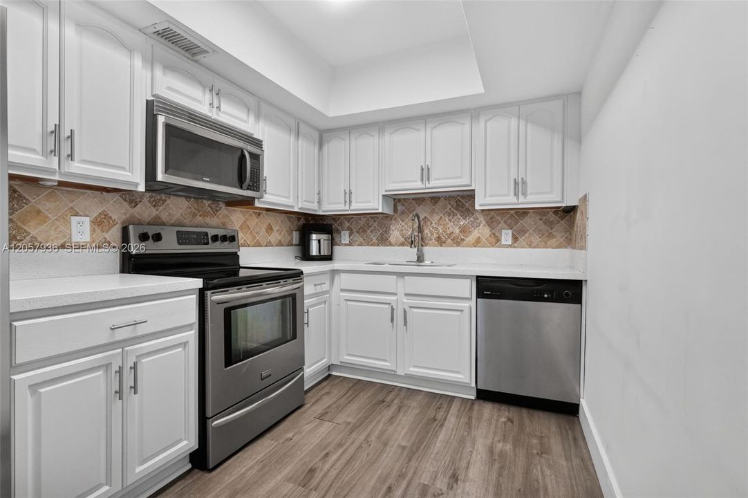 На продажу: $425,000 (2 спален, 2 ванн, 1007 Квадратных фут)