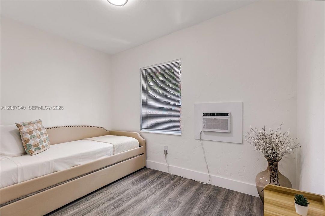 For Rent: $2,195 (2 beds, 1 baths, 990 Square Feet)