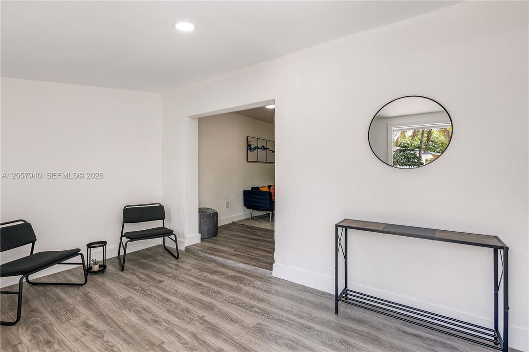 For Rent: $2,195 (2 beds, 1 baths, 990 Square Feet)