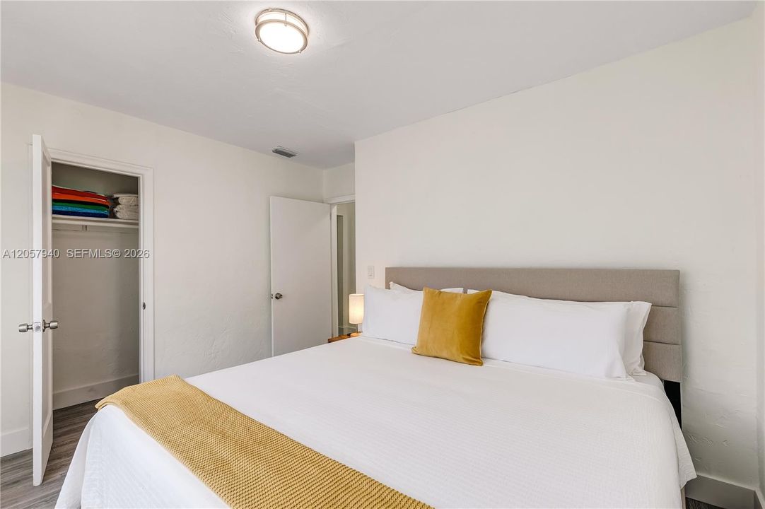 For Rent: $2,195 (2 beds, 1 baths, 990 Square Feet)