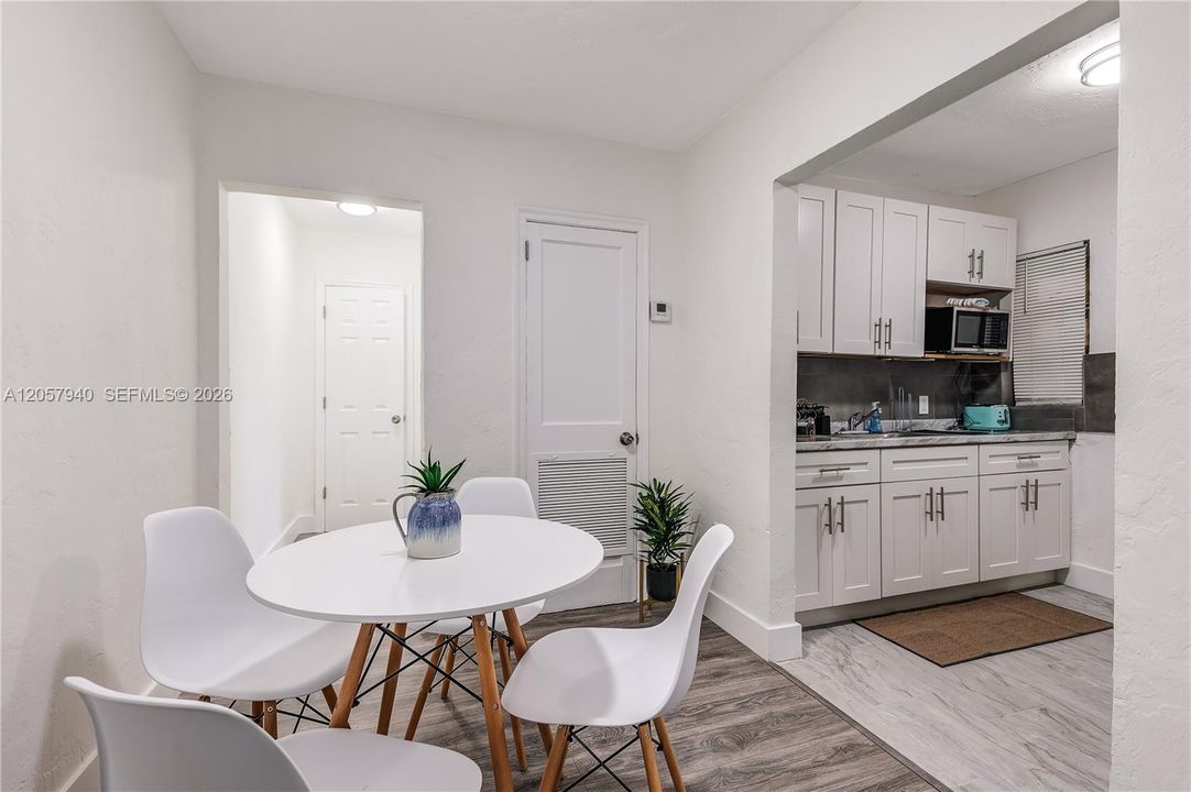 For Rent: $2,195 (2 beds, 1 baths, 990 Square Feet)