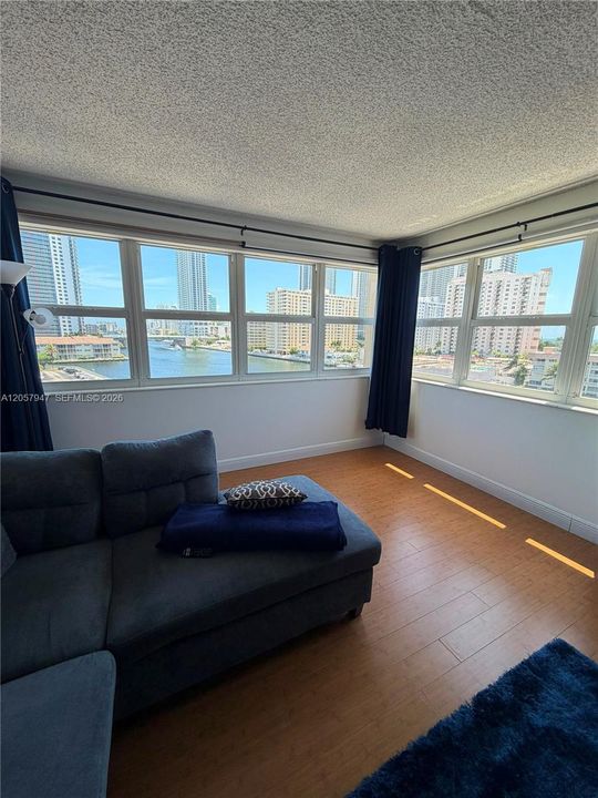 В аренду: $1,800 (1 спален, 1 ванн, 825 Квадратных фут)