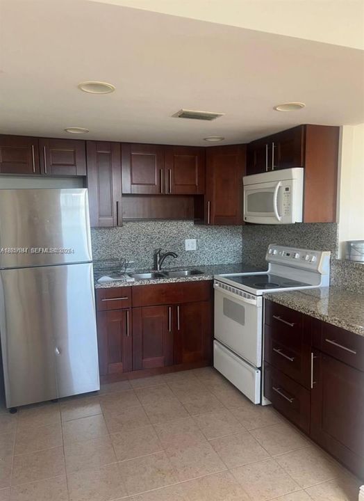 В аренду: $1,800 (1 спален, 1 ванн, 825 Квадратных фут)