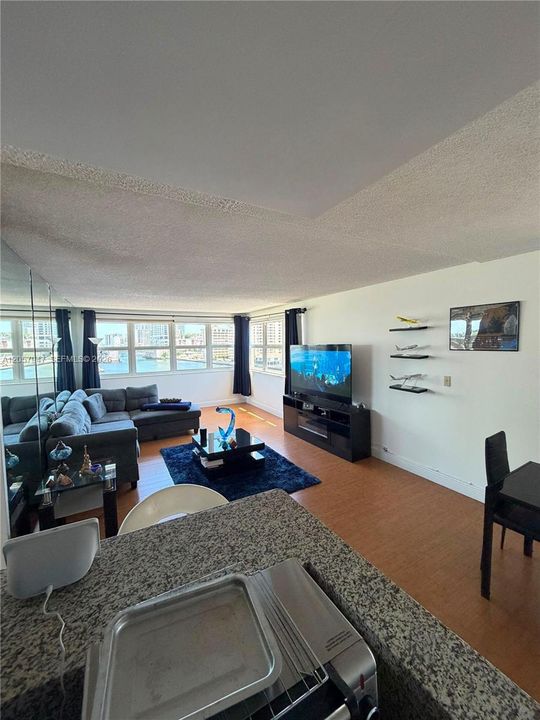 В аренду: $1,800 (1 спален, 1 ванн, 825 Квадратных фут)