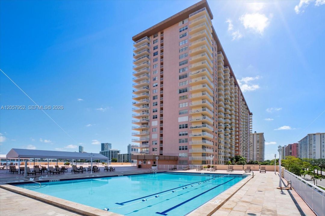 На продажу: $350,000 (2 спален, 1 ванн, 943 Квадратных фут)