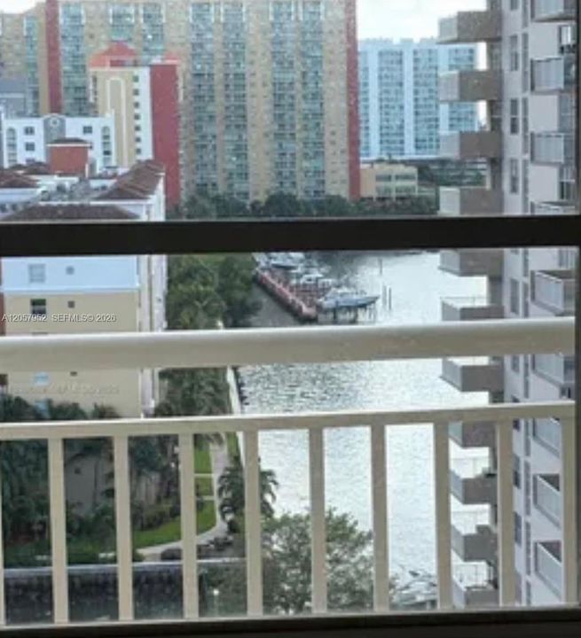 На продажу: $350,000 (2 спален, 1 ванн, 943 Квадратных фут)