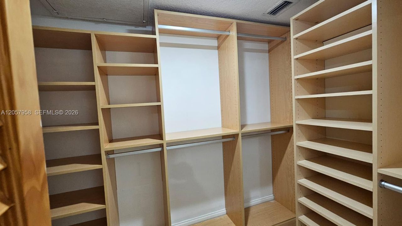 На продажу: $259,000 (2 спален, 2 ванн, 903 Квадратных фут)