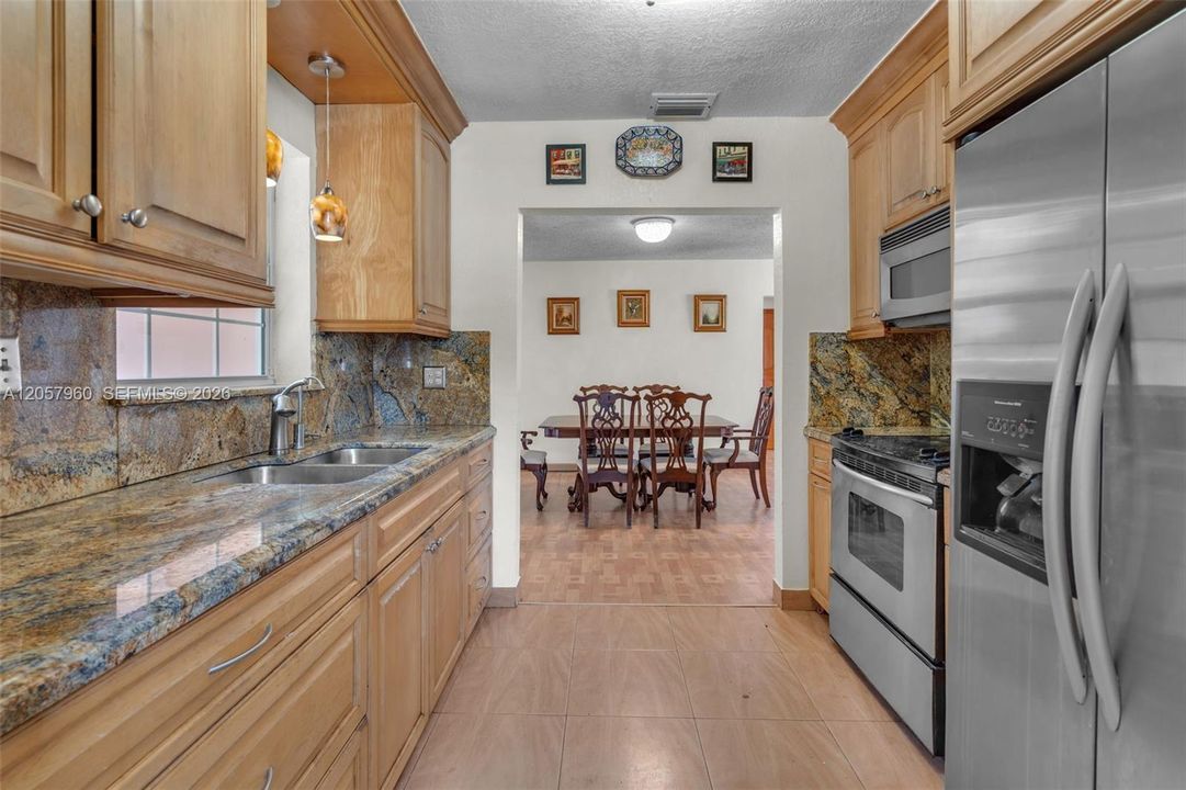 На продажу: $579,900 (3 спален, 2 ванн, 1235 Квадратных фут)