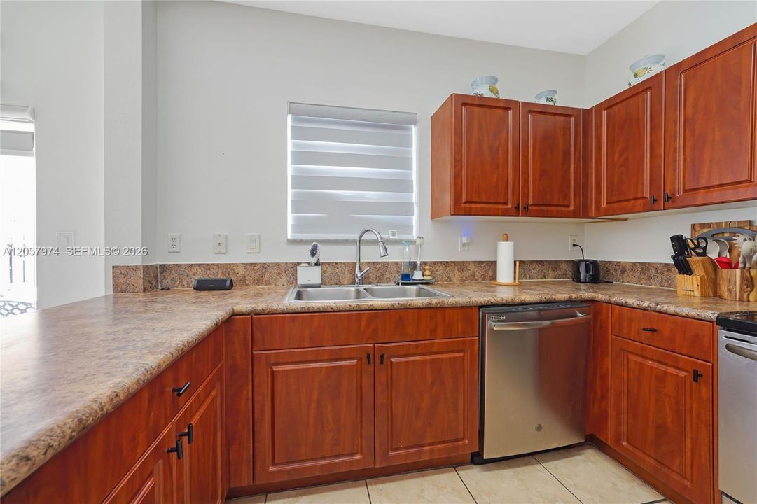 В аренду: $2,800 (3 спален, 2 ванн, 1416 Квадратных фут)