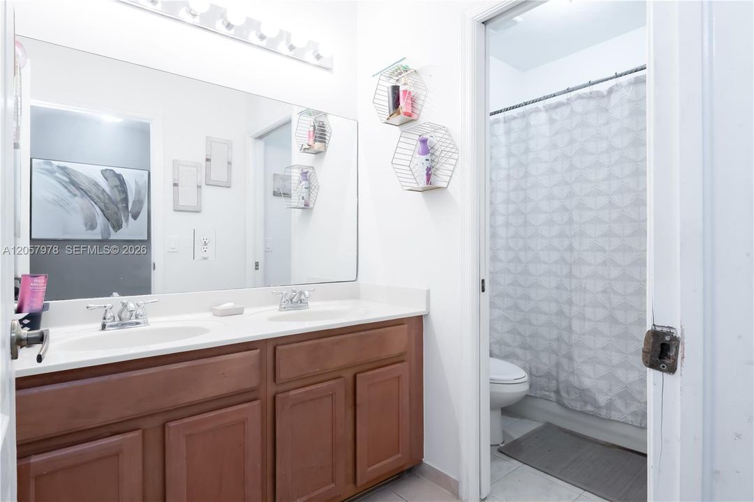 En Venta: $615,000 (6 camas, 4 baños, 3678 Pies cuadrados)