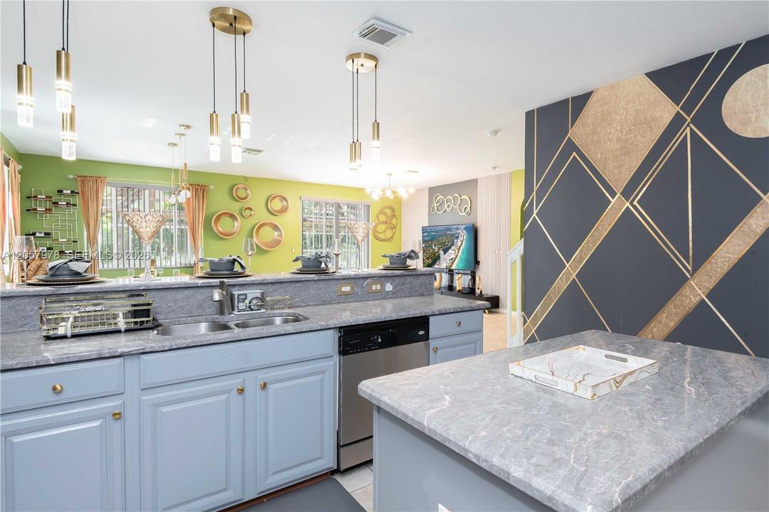En Venta: $615,000 (6 camas, 4 baños, 3678 Pies cuadrados)