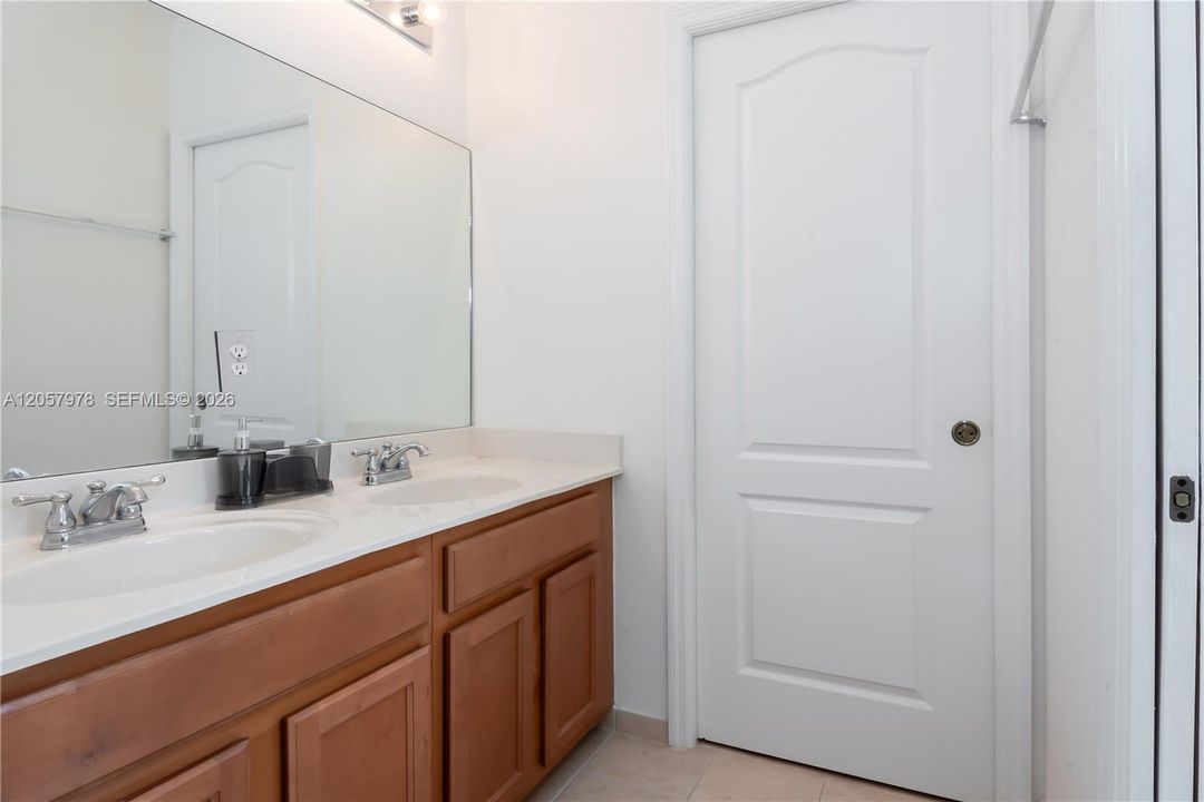 En Venta: $615,000 (6 camas, 4 baños, 3678 Pies cuadrados)