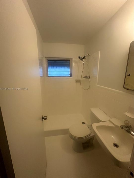 En Renta: $2,400 (3 camas, 2 baños, 2475 Pies cuadrados)