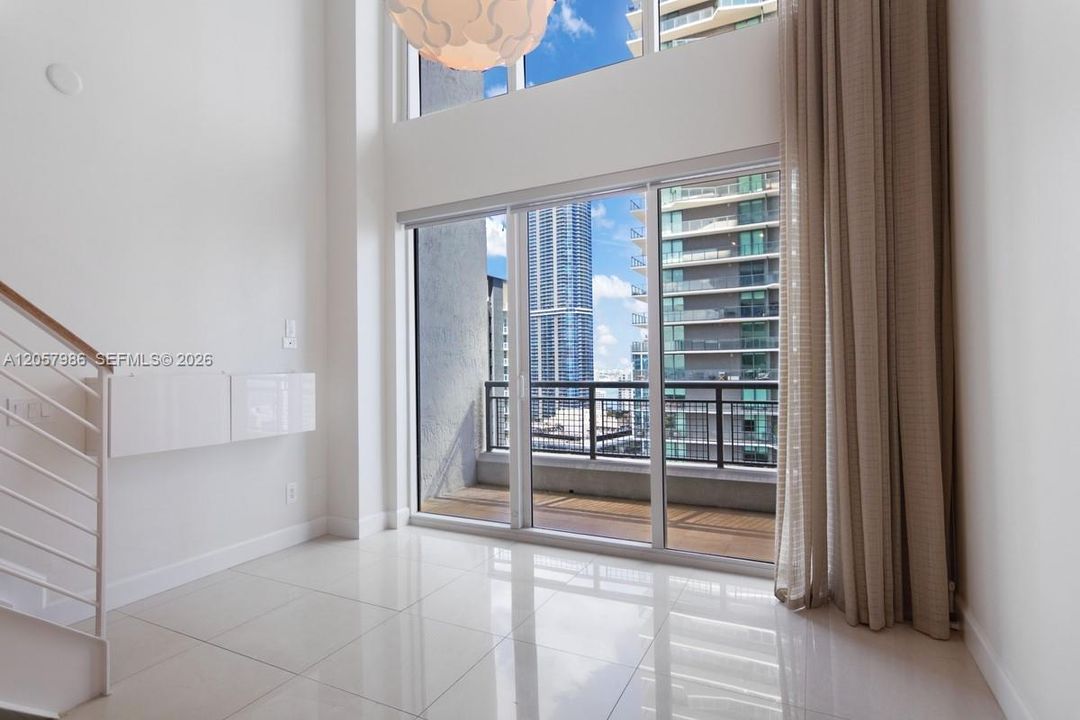For Rent: $3,250 (1 beds, 1 baths, 802 Square Feet)