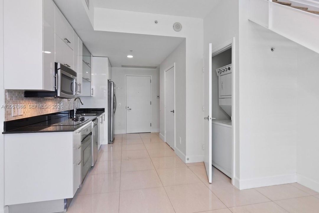 For Rent: $3,250 (1 beds, 1 baths, 802 Square Feet)