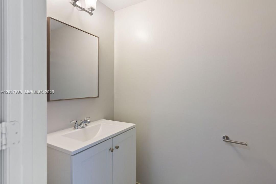 For Rent: $3,250 (1 beds, 1 baths, 802 Square Feet)