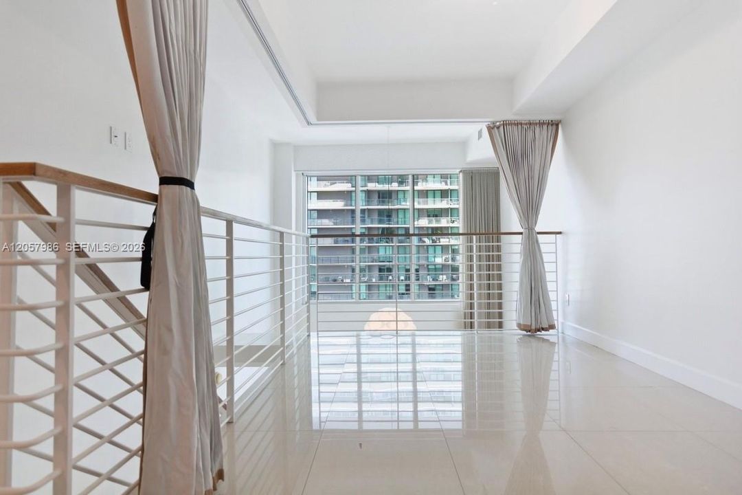 For Rent: $3,250 (1 beds, 1 baths, 802 Square Feet)