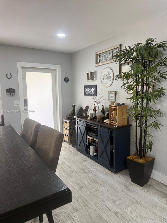 En Venta: $635,000 (3 camas, 3 baños, 1755 Pies cuadrados)