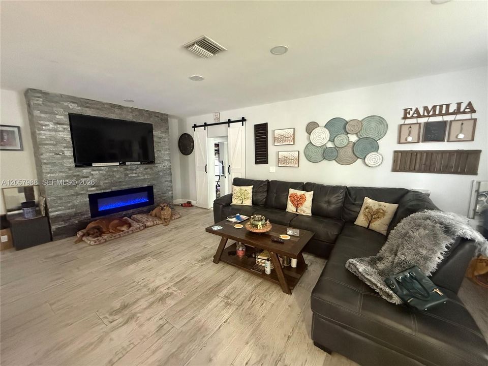 En Venta: $635,000 (3 camas, 3 baños, 1755 Pies cuadrados)