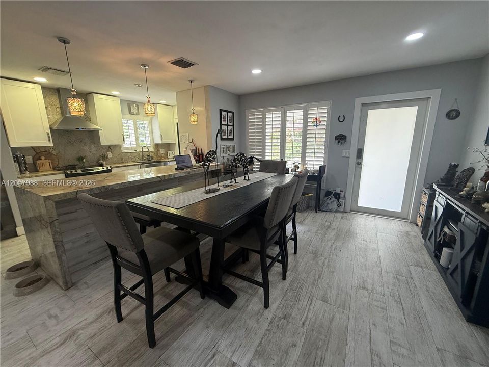 En Venta: $635,000 (3 camas, 3 baños, 1755 Pies cuadrados)