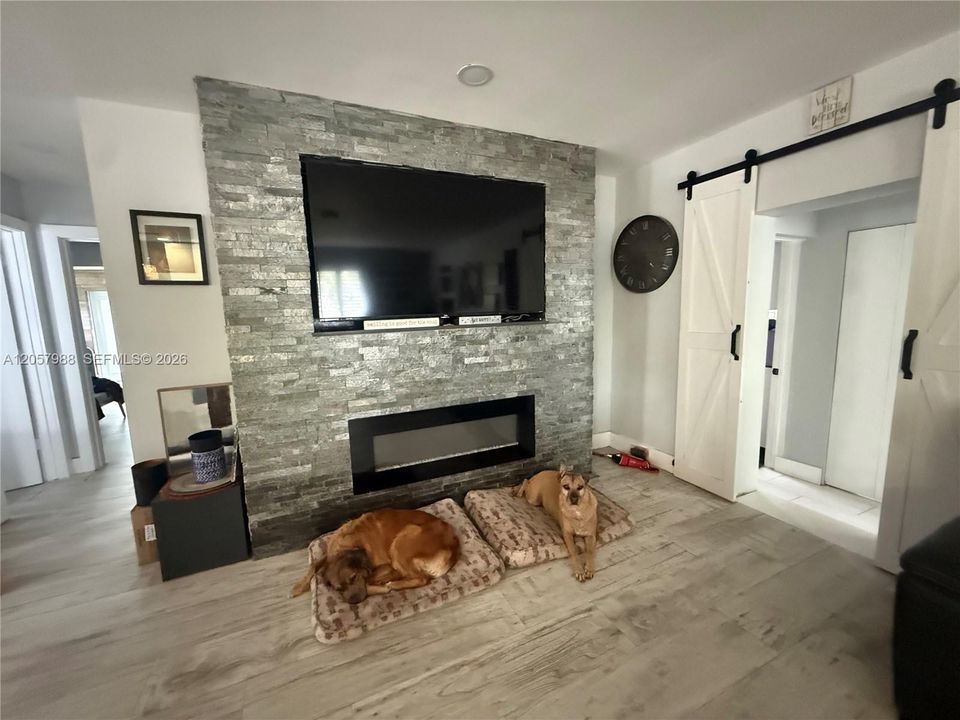 En Venta: $635,000 (3 camas, 3 baños, 1755 Pies cuadrados)