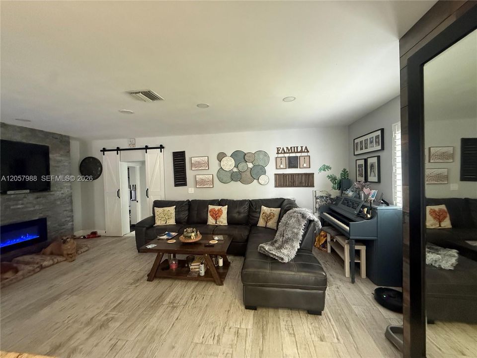 En Venta: $635,000 (3 camas, 3 baños, 1755 Pies cuadrados)