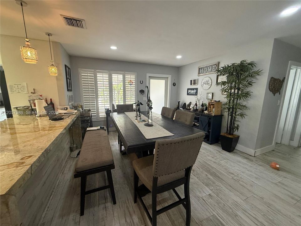 En Venta: $635,000 (3 camas, 3 baños, 1755 Pies cuadrados)