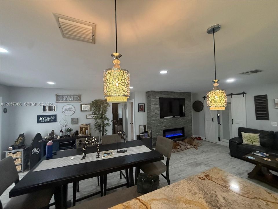 En Venta: $635,000 (3 camas, 3 baños, 1755 Pies cuadrados)