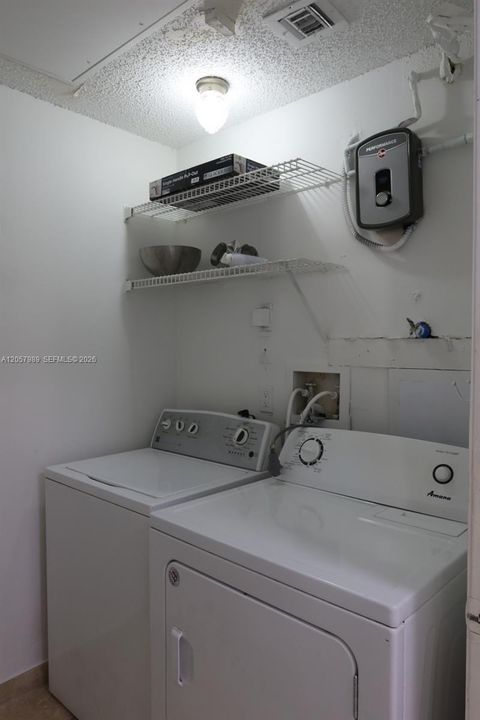 For Sale: $275,000 (2 beds, 1 baths, 957 Square Feet)