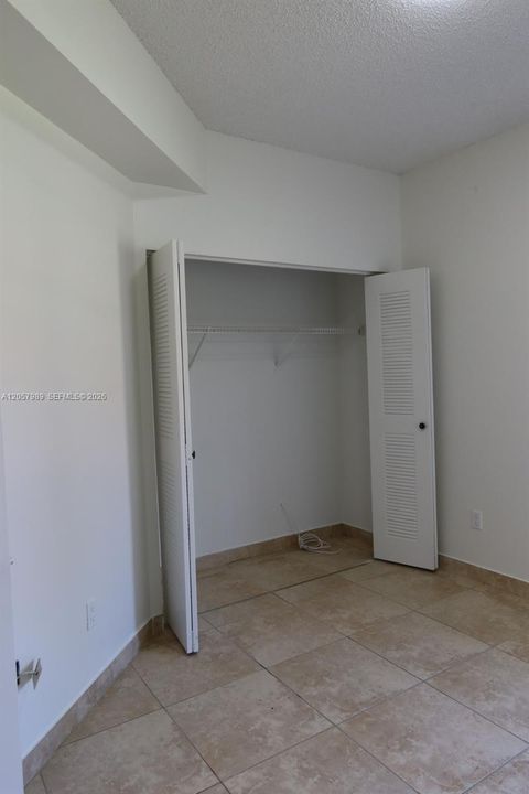 For Sale: $275,000 (2 beds, 1 baths, 957 Square Feet)