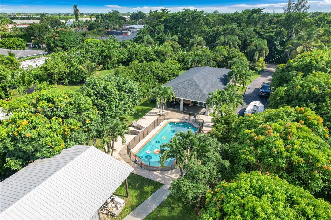 3/2 POOL HOME UPDATED ON 1+ AC LOT. 2 ENTRANCES