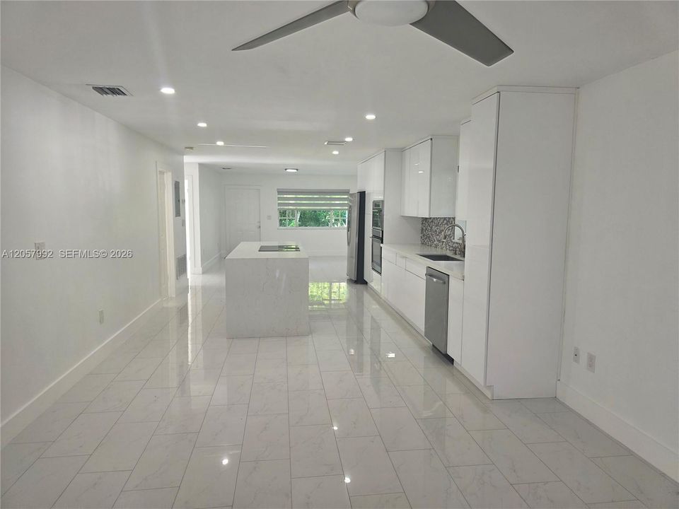 3/2 POOL HOME UPDATED ON 1+ AC LOT. 2 ENTRANCES