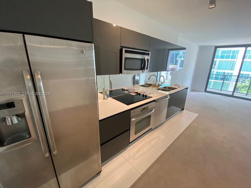 For Rent: $2,550 (1 beds, 1 baths, 710 Square Feet)