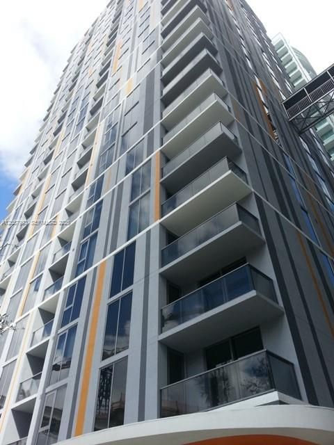 For Rent: $2,550 (1 beds, 1 baths, 710 Square Feet)