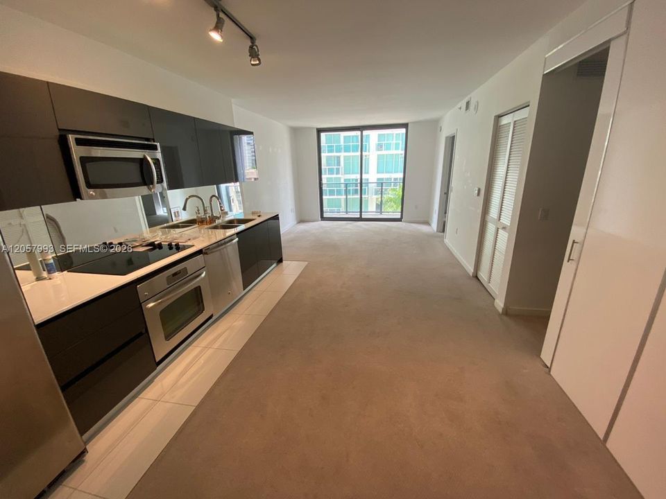 For Rent: $2,550 (1 beds, 1 baths, 710 Square Feet)