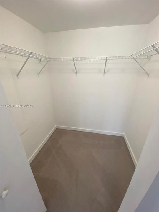 For Rent: $2,550 (1 beds, 1 baths, 710 Square Feet)