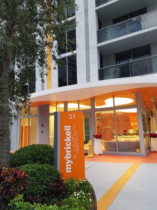 For Rent: $2,550 (1 beds, 1 baths, 710 Square Feet)