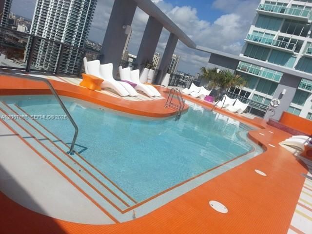 For Rent: $2,550 (1 beds, 1 baths, 710 Square Feet)