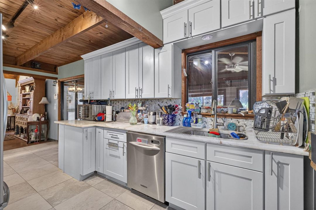6 - Kitchen