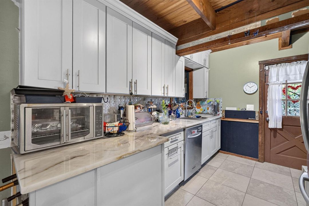 7 - Kitchen