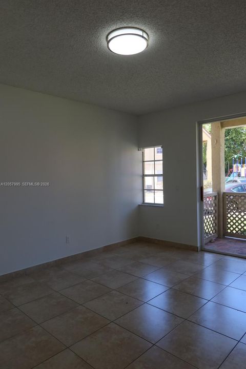For Rent: $2,200 (2 beds, 1 baths, 957 Square Feet)