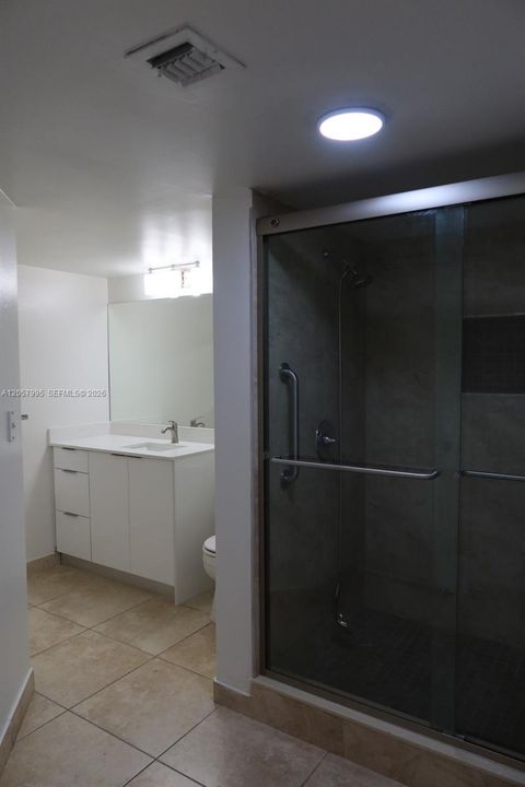 For Rent: $2,200 (2 beds, 1 baths, 957 Square Feet)
